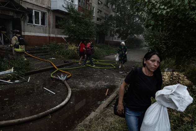 Aftermath of Russian attack on Ukraine s Kramatorsk KRAMATORSK, UKRAINE - AUGUST 18: Residents carrying their belongings leave a residential area as firefighters work at the scene of a damaged building following a Russian airstrike in Kramatorsk, Ukraine, on August 18, 2026. Francisco Richart Anadolu Kramatorsk Ukraine. Editorial use only. Please get in touch for any other usage. Copyright: x2026xAnadoluxFranciscoxRichartx