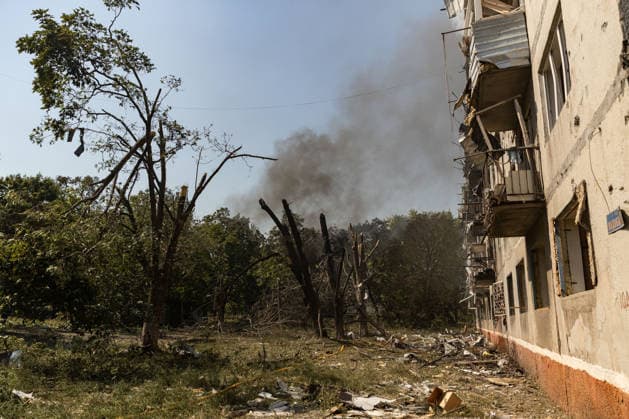 Aftermath of Russian attack on Ukraine s Kramatorsk KRAMATORSK, UKRAINE - AUGUST 18: A plume of smoke rises above a residential area following a Russian airstrike in Kramatorsk, Ukraine, on August 18, 2026. Francisco Richart Anadolu Kramatorsk Ukraine. Editorial use only. Please get in touch for any other usage. Copyright: x2026xAnadoluxFranciscoxRichartx