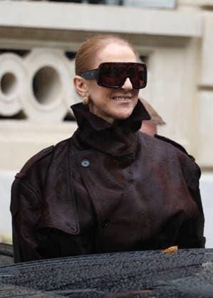 Céline Dion greets her fans in the rain as she leaves the Royal Monceau Hotel in Paris, before heading to the Paris La Défense Arena to continue her concert series, September 30, 2026 Denis Guigenbourg Bestimage Céline Dion greets fans in the rain as she leaves the Royal Monceau Hotel in Paris, before heading to the Paris La Défense Arena to continue her concert series on September 30, 2026 Paris, France  Copyright: xDenisxGuignebourgx xBestimagexDenisxGuignebourgx xBestimagex