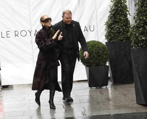 Céline Dion greets her fans in the rain as she leaves the Royal Monceau Hotel in Paris, before heading to the Paris La Défense Arena to continue her concert series, September 30, 2026 Marc Ausset Lacroix Bestimage Céline Dion greets fans in the rain as she leaves the Royal Monceau Hotel in Paris, before heading to the Paris La Défense Arena to continue her concert series on September 30, 2026 Paris, France  Copyright: xMarcxAussetxLacroixx xBestimagexMarcxAussetxLacroixx xBestimagex