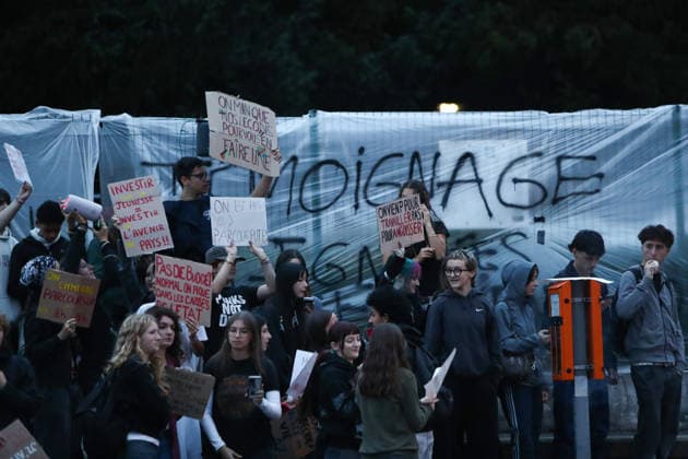 October 1, 2026, Anglet, Nouvelle Aquitaine, France: Students hold placards, one reading We come here to work, not to stress out , and use a traffic cone as a megaphone during a protest outside the Lyco e Cantau in Anglet, southwestern France, on October 1, 2026, against overcrowded classes and a lack of resources. The movement, which began in the Paris region a week ago, has spread across France, with hundreds of high schools blocked. Anglet France - ZUMAb298 20261001_zsp_b298_020 Copyright: xJulesxBuonx