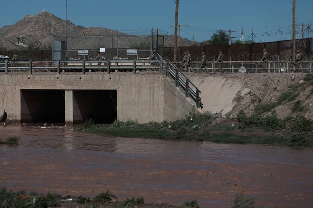 Rising Rio Grande water levels trigger municipal emergency response in Ciudad Juarez CIUDAD JUAREZ, MEXICO - OCTOBER 1: Municipal emergency crews and Civil Protection workers reinforce earthen levees and monitor rising water levels along the Rio Grande in Ciudad Juarez, Mexico, on October 1, 2026. Heavy regional precipitation led to localized flooding across several low-lying municipal sectors, prompting local authorities to deploy continuous monitoring operations along the riverbank. Municipal officials urged residents to avoid high-risk areas, maintain distance from the rising river currents, and adhere strictly to Civil Protection advisories to prevent accidental drownings and property damage across vulnerable border neighborhoods. Chris Copyright: x2026xAnadoluxChristianxTorresx