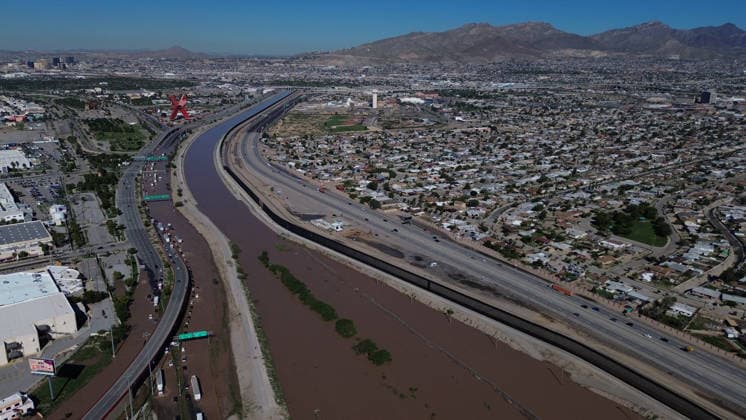 Rising Rio Grande water levels trigger municipal emergency response in Ciudad Juarez CIUDAD JUAREZ, MEXICO - OCTOBER 1: Municipal emergency crews and Civil Protection workers reinforce earthen levees and monitor rising water levels along the Rio Grande in Ciudad Juarez, Mexico, on October 1, 2026. Heavy regional precipitation led to localized flooding across several low-lying municipal sectors, prompting local authorities to deploy continuous monitoring operations along the riverbank. Municipal officials urged residents to avoid high-risk areas, maintain distance from the rising river currents, and adhere strictly to Civil Protection advisories to prevent accidental drownings and property damage across vulnerable border neighborhoods. Chris Copyright: x2026xAnadoluxChristianxTorresx