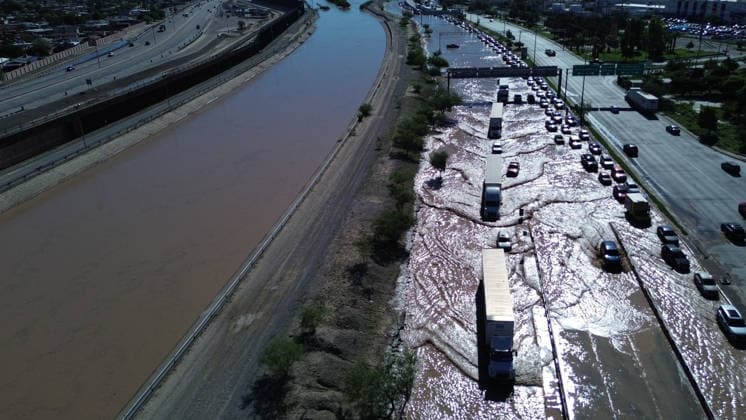 Rising Rio Grande water levels trigger municipal emergency response in Ciudad Juarez CIUDAD JUAREZ, MEXICO - OCTOBER 1: Municipal emergency crews and Civil Protection workers reinforce earthen levees and monitor rising water levels along the Rio Grande in Ciudad Juarez, Mexico, on October 1, 2026. Heavy regional precipitation led to localized flooding across several low-lying municipal sectors, prompting local authorities to deploy continuous monitoring operations along the riverbank. Municipal officials urged residents to avoid high-risk areas, maintain distance from the rising river currents, and adhere strictly to Civil Protection advisories to prevent accidental drownings and property damage across vulnerable border neighborhoods. Chris Copyright: x2026xAnadoluxChristianxTorresx