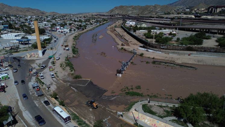 Rising Rio Grande water levels trigger municipal emergency response in Ciudad Juarez CIUDAD JUAREZ, MEXICO - OCTOBER 1: Municipal emergency crews and Civil Protection workers reinforce earthen levees and monitor rising water levels along the Rio Grande in Ciudad Juarez, Mexico, on October 1, 2026. Heavy regional precipitation led to localized flooding across several low-lying municipal sectors, prompting local authorities to deploy continuous monitoring operations along the riverbank. Municipal officials urged residents to avoid high-risk areas, maintain distance from the rising river currents, and adhere strictly to Civil Protection advisories to prevent accidental drownings and property damage across vulnerable border neighborhoods. Chris Copyright: x2026xAnadoluxChristianxTorresx