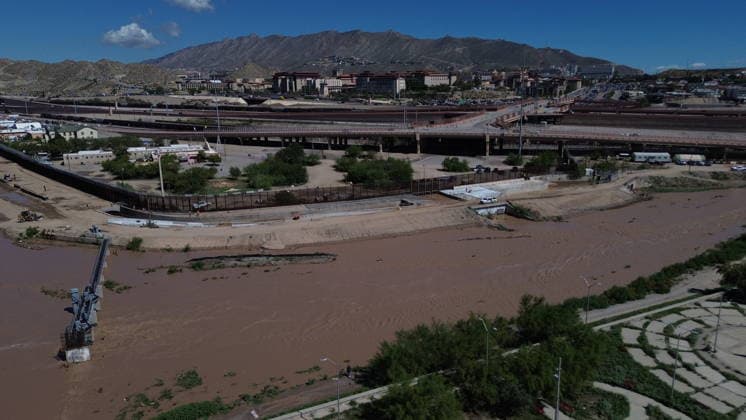 Rising Rio Grande water levels trigger municipal emergency response in Ciudad Juarez CIUDAD JUAREZ, MEXICO - OCTOBER 1: Municipal emergency crews and Civil Protection workers reinforce earthen levees and monitor rising water levels along the Rio Grande in Ciudad Juarez, Mexico, on October 1, 2026. Heavy regional precipitation led to localized flooding across several low-lying municipal sectors, prompting local authorities to deploy continuous monitoring operations along the riverbank. Municipal officials urged residents to avoid high-risk areas, maintain distance from the rising river currents, and adhere strictly to Civil Protection advisories to prevent accidental drownings and property damage across vulnerable border neighborhoods. Chris Copyright: x2026xAnadoluxChristianxTorresx
