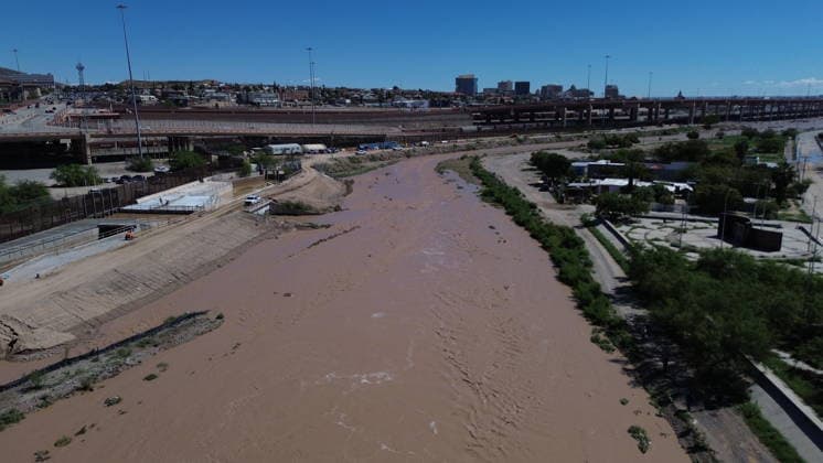 Rising Rio Grande water levels trigger municipal emergency response in Ciudad Juarez CIUDAD JUAREZ, MEXICO - OCTOBER 1: Municipal emergency crews and Civil Protection workers reinforce earthen levees and monitor rising water levels along the Rio Grande in Ciudad Juarez, Mexico, on October 1, 2026. Heavy regional precipitation led to localized flooding across several low-lying municipal sectors, prompting local authorities to deploy continuous monitoring operations along the riverbank. Municipal officials urged residents to avoid high-risk areas, maintain distance from the rising river currents, and adhere strictly to Civil Protection advisories to prevent accidental drownings and property damage across vulnerable border neighborhoods. Chris Copyright: x2026xAnadoluxChristianxTorresx