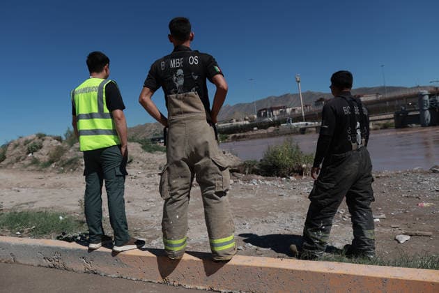 Rising Rio Grande water levels trigger municipal emergency response in Ciudad Juarez CIUDAD JUAREZ, MEXICO - OCTOBER 1: Municipal emergency crews and Civil Protection workers reinforce earthen levees and monitor rising water levels along the Rio Grande in Ciudad Juarez, Mexico, on October 1, 2026. Heavy regional precipitation led to localized flooding across several low-lying municipal sectors, prompting local authorities to deploy continuous monitoring operations along the riverbank. Municipal officials urged residents to avoid high-risk areas, maintain distance from the rising river currents, and adhere strictly to Civil Protection advisories to prevent accidental drownings and property damage across vulnerable border neighborhoods. Chris Copyright: x2026xAnadoluxChristianxTorresx