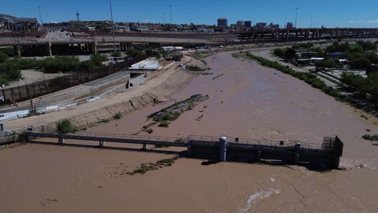 Rising Rio Grande water levels trigger municipal emergency response in Ciudad Juarez CIUDAD JUAREZ, MEXICO - OCTOBER 1: Municipal emergency crews and Civil Protection workers reinforce earthen levees and monitor rising water levels along the Rio Grande in Ciudad Juarez, Mexico, on October 1, 2026. Heavy regional precipitation led to localized flooding across several low-lying municipal sectors, prompting local authorities to deploy continuous monitoring operations along the riverbank. Municipal officials urged residents to avoid high-risk areas, maintain distance from the rising river currents, and adhere strictly to Civil Protection advisories to prevent accidental drownings and property damage across vulnerable border neighborhoods. Chris Copyright: x2026xAnadoluxChristianxTorresx