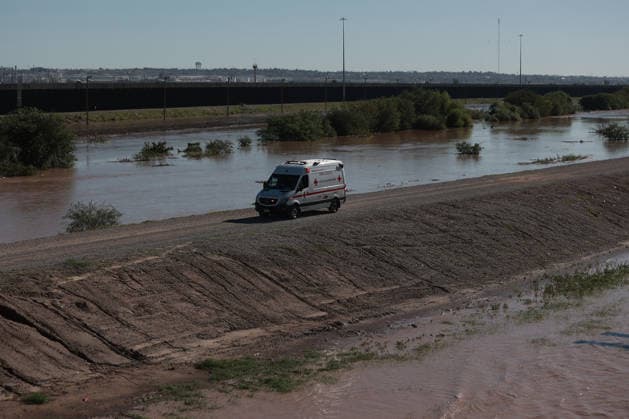 Rising Rio Grande water levels trigger municipal emergency response in Ciudad Juarez CIUDAD JUAREZ, MEXICO - OCTOBER 01: Municipal emergency crews and Civil Protection workers reinforce earthen levees and monitor rising water levels along the Rio Grande in Ciudad Juarez, Mexico, on October 01, 2026. Heavy regional precipitation led to localized flooding across several low-lying municipal sectors, prompting local authorities to deploy continuous monitoring operations along the riverbank. Municipal officials urged residents to avoid high-risk areas, maintain distance from the rising river currents, and adhere strictly to Civil Protection advisories to prevent accidental drownings and property damage across vulnerable border neighborhoods. Chr Copyright: x2026xAnadoluxChristianxTorresx