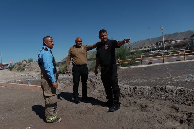 Rising Rio Grande water levels trigger municipal emergency response in Ciudad Juarez CIUDAD JUAREZ, MEXICO - OCTOBER 01: Municipal emergency crews and Civil Protection workers reinforce earthen levees and monitor rising water levels along the Rio Grande in Ciudad Juarez, Mexico, on October 01, 2026. Heavy regional precipitation led to localized flooding across several low-lying municipal sectors, prompting local authorities to deploy continuous monitoring operations along the riverbank. Municipal officials urged residents to avoid high-risk areas, maintain distance from the rising river currents, and adhere strictly to Civil Protection advisories to prevent accidental drownings and property damage across vulnerable border neighborhoods. Chr Copyright: x2026xAnadoluxChristianxTorresx