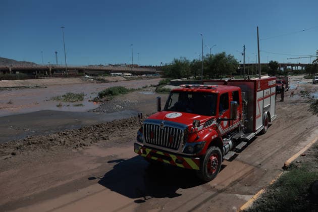 Rising Rio Grande water levels trigger municipal emergency response in Ciudad Juarez CIUDAD JUAREZ, MEXICO - OCTOBER 01: Municipal emergency crews and Civil Protection workers reinforce earthen levees and monitor rising water levels along the Rio Grande in Ciudad Juarez, Mexico, on October 01, 2026. Heavy regional precipitation led to localized flooding across several low-lying municipal sectors, prompting local authorities to deploy continuous monitoring operations along the riverbank. Municipal officials urged residents to avoid high-risk areas, maintain distance from the rising river currents, and adhere strictly to Civil Protection advisories to prevent accidental drownings and property damage across vulnerable border neighborhoods. Chr Copyright: x2026xAnadoluxChristianxTorresx