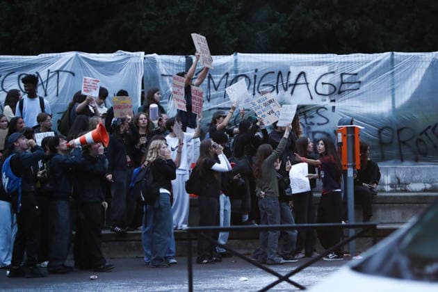 October 1, 2026, Anglet, Nouvelle Aquitaine, France: Students hold placards, one reading I don t want to decide the rest of my life at 17 , and use a traffic cone as a megaphone during a protest outside the Lyco e Cantau in Anglet, southwestern France, on October 1, 2026, against overcrowded classes and a lack of resources. The movement, which began in the Paris region a week ago, has spread across France, with hundreds of high schools blocked. Anglet France - ZUMAb298 20261001_zsp_b298_035 Copyright: xJulesxBuonx