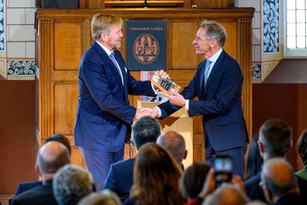 02-10-2026 Leiden King Willem-Alexander with prof. dr. Gert Oostindie received the findings of the independent study into the role of the House of Orange-Nassau in the Netherlands colonial history at the Academy Building of Leiden University. Â Copyright: xPPEx