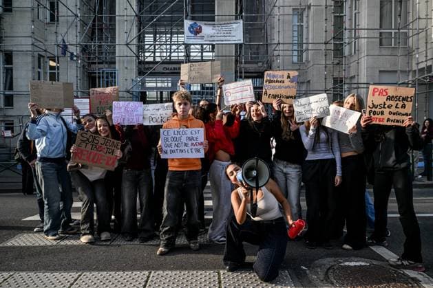 HIGH SCHOOL STUDENTS PROTEST PHOTOPQR OUEST FRANCE Martin ROCHE Caen October 2, 2026 This Friday, October 2, 2026, high school students gathered to block access to the Charles de Gaulle High School in Caen, Calvados, Normandy. The students are protesting against overloaded class schedules, the cell phone policy, the Parcoursup college admissions system, police violence against their classmates, and the government’s lack of funding for the national education system. Photographer: Martin ROCHE, Ouest France, France. Fires have broken out at several schools in France as students protest by blockading educational institutions nationwide over school funding and learning conditions. Caen, FRANCE, France  Copyright: xPHOTOPQR OUESTxFRANCE MAXPPPxMartinxROCHEx 20261002OFR1458 20261002OFR1458