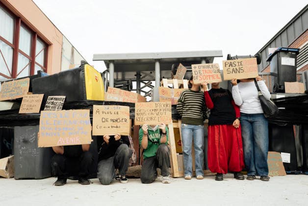 High School Student Protests Spread Across France - Montauban Roadblock and placards outside Michelet Sixth Form College. Blockades at the Bourdelle and Michelet secondary schools in Montauban. The students protest continues this Friday, 2 October, in Occitanie and across all regions of France. In Montauban, police are securing the Antoine Bourdelle secondary school, where several rubbish bins have been set alight. France, Montauban, 2 October 2026. Photo by Patricia Huchot-Boissier ABACAPRESS.COM Montauban OCCITANIE France Copyright: xHuchot-BoissierxPatricia ABACAx
