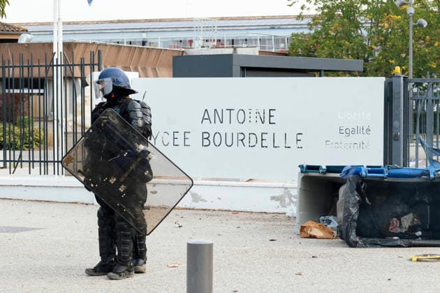 High School Student Protests Spread Across France - Montauban Police officers outside Bourdelle High School. Blockades at the Bourdelle and Michelet secondary schools in Montauban. The students protest continues this Friday, 2 October, in Occitanie and across all regions of France. In Montauban, police are securing the Antoine Bourdelle secondary school, where several rubbish bins have been set alight. France, Montauban, 2 October 2026. Photo by Patricia Huchot-Boissier ABACAPRESS.COM Montauban OCCITANIE France Copyright: xHuchot-BoissierxPatricia ABACAx
