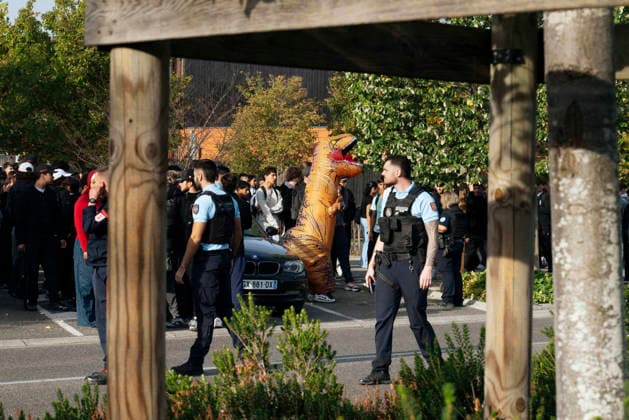 High School Student Protests Spread Across France - Montauban A student wearing an inflatable costume, surrounded by young people and police officers. Blockades at the Bourdelle and Michelet secondary schools in Montauban. The students protest continues this Friday, 2 October, in Occitanie and across all regions of France. In Montauban, police are securing the Antoine Bourdelle secondary school, where several rubbish bins have been set alight. France, Montauban, 2 October 2026. Photo by Patricia Huchot-Boissier ABACAPRESS.COM Montauban OCCITANIE France Copyright: xHuchot-BoissierxPatricia ABACAx