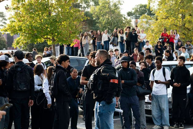 High School Student Protests Spread Across France - Montauban A police officer facing a group of secondary school pupils. Blockades at the Bourdelle and Michelet secondary schools in Montauban. The students protest continues this Friday, 2 October, in Occitanie and across all regions of France. In Montauban, police are securing the Antoine Bourdelle secondary school, where several rubbish bins have been set alight. France, Montauban, 2 October 2026. Photo by Patricia Huchot-Boissier ABACAPRESS.COM Montauban OCCITANIE France Copyright: xHuchot-BoissierxPatricia ABACAx