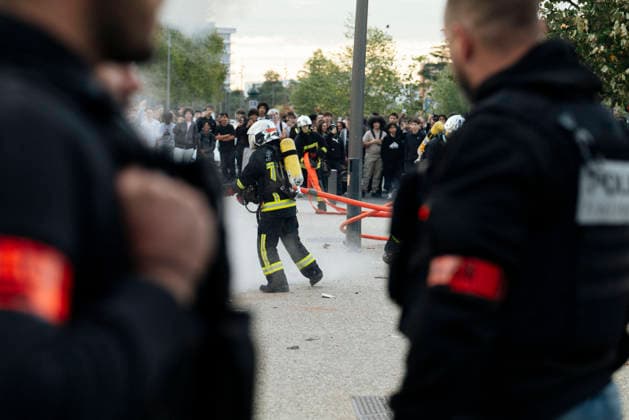 High School Student Protests Spread Across France - Montauban Firefighters are putting out a fire in the rubbish bins at Antoine Bourdelle High School. Blockades at the Bourdelle and Michelet secondary schools in Montauban. The students protest continues this Friday, 2 October, in Occitanie and across all regions of France. In Montauban, police are securing the Antoine Bourdelle secondary school, where several rubbish bins have been set alight. France, Montauban, 2 October 2026. Photo by Patricia Huchot-Boissier ABACAPRESS.COM Montauban OCCITANIE France Copyright: xHuchot-BoissierxPatricia ABACAx