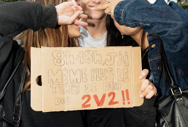 High School Student Protests Spread Across France - Montauban Three sixth-formers holding a placard – 8am–6pm – I don t even have time for 2v2s anymore!!. Blockades at the Bourdelle and Michelet secondary schools in Montauban. The students protest continues this Friday, 2 October, in Occitanie and across all regions of France. In Montauban, police are securing the Antoine Bourdelle secondary school, where several rubbish bins have been set alight. France, Montauban, 2 October 2026. Photo by Patricia Huchot-Boissier ABACAPRESS.COM Montauban OCCITANIE France Copyright: xHuchot-BoissierxPatricia ABACAx