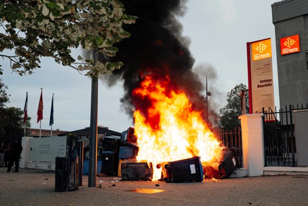 High School Student Protests Spread Across France - Montauban A fire involving rubbish bins in front of Antoine Bourdelle Sixth Form College. Blockades at the Bourdelle and Michelet secondary schools in Montauban. The students protest continues this Friday, 2 October, in Occitanie and across all regions of France. In Montauban, police are securing the Antoine Bourdelle secondary school, where several rubbish bins have been set alight. France, Montauban, 2 October 2026. Photo by Patricia Huchot-Boissier ABACAPRESS.COM Montauban OCCITANIE France Copyright: xHuchot-BoissierxPatricia ABACAx