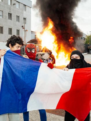 High School Student Protests Spread Across France - Montauban Three young people holding a French flag in front of the burnt-out bins at Antoine Bourdelle High School. Blockades at the Bourdelle and Michelet secondary schools in Montauban. The students protest continues this Friday, 2 October, in Occitanie and across all regions of France. In Montauban, police are securing the Antoine Bourdelle secondary school, where several rubbish bins have been set alight. France, Montauban, 2 October 2026. Photo by Patricia Huchot-Boissier ABACAPRESS.COM Montauban OCCITANIE France Copyright: xHuchot-BoissierxPatricia ABACAx