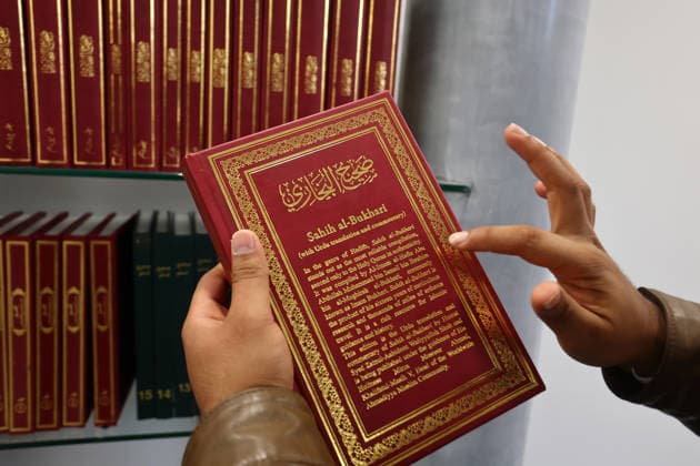 Open Mosque Day in Germany Open Mosque Day in Germany. A member shows a book in the mosque Bait ur Rehman Moschee in Nuremberg, Germany . October 03rd , 2026 Photo by Davide Elias Copyright: xDavidexEliasx