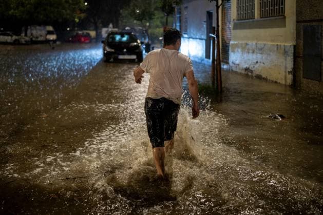 Rain in L Hospitalet de Llobregat, Barcelona: The streets and residents of the Bellvitge neighborhood in L Hospitalet de Llobregat, Barcelona, Catalonia, Spain during the rainy weekend along the Catalan coast and foothills in the early morning of October 4, 2026. Lorena Sopê, L Hospitalet de Llobregat, L Hospitalet de Llobregat, Spain Copyright: xLorenaxSopênax 7819153