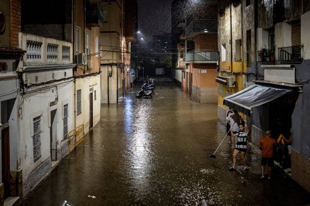 Rain in L Hospitalet de Llobregat, Barcelona: The streets and residents of the Bellvitge neighborhood in L Hospitalet de Llobregat, Barcelona, Catalonia, Spain, during the rainy weekend along the Catalan coast and foothills in the early morning of October 4, 2026. Lorena Sopê, L Hospitalet de Llobregat, L Hospitalet de Llobregat, Spain Copyright: xLorenaxSopênax 7819163