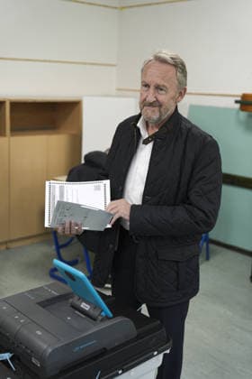 Bakir Izetbegovic casts his vote in Sarajevo SARAJEVO, BOSNIA AND HERZEGOVINA - OCTOBER 4: Bakir Izetbegovic, President of the Party of Democratic Action (SDA) and a candidate for the Presidency of Bosnia and Herzegovina, casts his vote accompanied by his wife, Sebija Izetbegovic, at the polling station located at Nafija Sarajlic Elementary School in Sarajevo, Bosnia and Herzegovina, on October 4, 2026. Samir Jordamovic Anadolu Sarajevo Bosnia and Herzegovina. Editorial use only. Please get in touch for any other usage. Copyright: x2026xAnadoluxSamirxJordamovicx