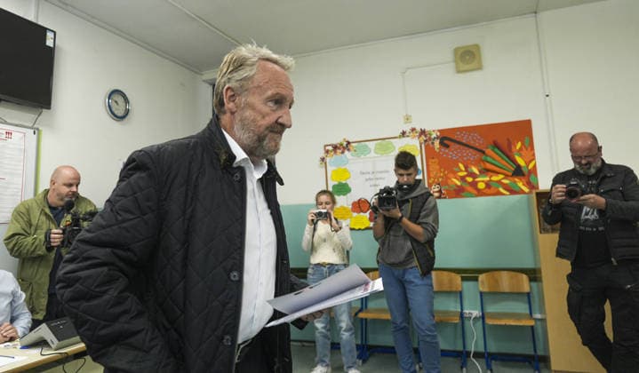 Bakir Izetbegovic casts his vote in Sarajevo SARAJEVO, BOSNIA AND HERZEGOVINA - OCTOBER 4: Bakir Izetbegovic, President of the Party of Democratic Action (SDA) and a candidate for the Presidency of Bosnia and Herzegovina, casts his vote accompanied by his wife, Sebija Izetbegovic, at the polling station located at Nafija Sarajlic Elementary School in Sarajevo, Bosnia and Herzegovina, on October 4, 2026. Samir Jordamovic Anadolu Sarajevo Bosnia and Herzegovina. Editorial use only. Please get in touch for any other usage. Copyright: x2026xAnadoluxSamirxJordamovicx