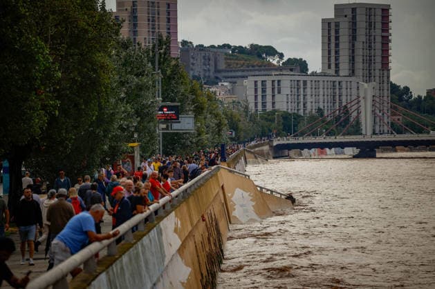 The Besòs River Exceeds the Danger Threshold in Santa Coloma de Gramenet, Barcelona. Several people watch the Besòs River rise due to last night’s torrential rains, on October 4, 2026, in Santa Coloma de Gramenet, Barcelona, Catalonia, Spain. The Generalitat’s Civil Protection Agency has issued an Es Alert to residents of Barcelona, Montcada i Reixac, Santa Coloma de Gramenet, and Sant Adrià de Besòs, Barcelona, due to the risk of the Besòs River overflowing as a result of the rainstorm. Civil Protection has asked residents in the vicinity to go to upper floors if the water reaches their homes. They also remind residents to avoid basements and ground floors and to stay away from the river OCTOBER 4, 2026 Kike Rincó Santa Coloma de Gramen  Copyright: xKikexRinconx 7819607