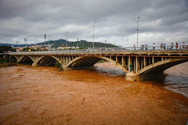 The Besòs River Exceeds the Danger Threshold in Santa Coloma de Gramenet, Barcelona. Several people watch the Besòs River rise due to last night’s torrential rains, on October 4, 2026, in Santa Coloma de Gramenet, Barcelona, Catalonia, Spain. The Generalitat’s Civil Protection Agency has issued an Es Alert to residents of Barcelona, Montcada i Reixac, Santa Coloma de Gramenet, and Sant Adrià de Besòs, Barcelona, due to the risk of the Besòs River overflowing as a result of the rainstorm. Civil Protection has asked residents in the vicinity to go to upper floors if the water reaches their homes. They also remind residents to avoid basements and ground floors and not to approach the river October 4, 2026 Kike Rincó Santa Coloma de Gramenet  Copyright: xKikexRinconx 7819602