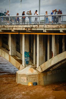 The Besòs River Exceeds the Danger Threshold in Santa Coloma de Gramenet, Barcelona. Several people watch the Besòs River rise due to last night’s torrential rains, on October 4, 2026, in Santa Coloma de Gramenet, Barcelona, Catalonia, Spain. The Generalitat’s Civil Protection Agency has issued an Es Alert to residents of Barcelona, Montcada i Reixac, Santa Coloma de Gramenet, and Sant Adrià de Besòs, Barcelona, due to the risk of the Besòs River overflowing as a result of the rainstorm. Civil Protection has asked residents in the vicinity to go to upper floors if the water reaches their homes. They also remind residents to avoid basements and ground floors and not to approach the river October 4, 2026 Kike Rincó Santa Coloma de Gramenet  Copyright: xKikexRinconx 7819604