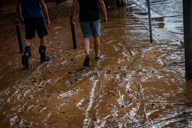 The Besòs River Exceeds the Danger Threshold in Santa Coloma de Gramenet, Barcelona. A person walks through the mud on the streets caused by last night’s torrential rains, on October 4, 2026, in Sant Adrià de Besòs, Barcelona, Catalonia, Spain. The Generalitat’s Civil Protection Agency has issued an Es Alert to residents of Barcelona, Montcada i Reixac, Santa Coloma de Gramenet, and Sant Adrià de Besòs, Barcelona, due to the risk of the Besòs River overflowing as a result of the rainstorm. Civil Protection has asked nearby residents to go to upper floors if water reaches their homes. They also remind residents to avoid basements and ground floors and to stay away from the river OCTOBER 4, 2026 Kike Rincó Sant Adrià de Besòs, Barcelona, S  Copyright: xKikexRinconx 7819653