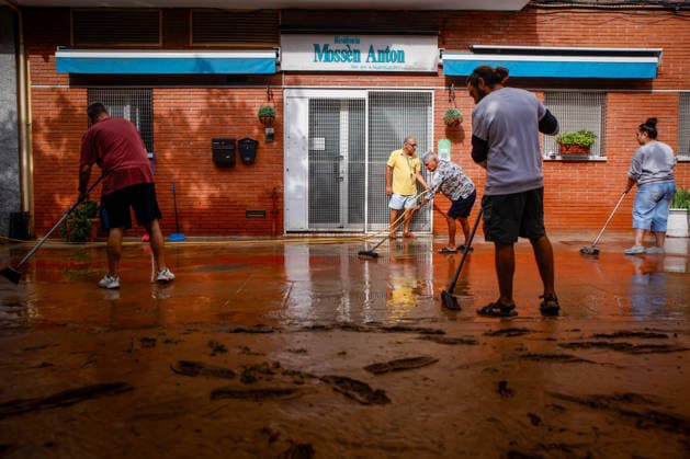 The Besòs River Exceeds the Danger Threshold in Santa Coloma de Gramenet, Barcelona. Residents clean up the mud that has accumulated in the streets due to last night’s torrential rains, on October 4, 2026, in Sant Adrià de Besòs, Barcelona, Catalonia, Spain. The Generalitat’s Civil Protection Agency has issued an Es Alert to residents of Barcelona, Montcada i Reixac, Santa Coloma de Gramenet, and Sant Adrià de Besòs, Barcelona, due to the risk of the Besòs River overflowing as a result of the rainstorm. Civil Protection has asked nearby residents to go to upper floors if water reaches their homes. They also remind residents to avoid basements and ground floors and to stay away from the river OCTOBER 4, 2026 Kike Rincó Sant Adrià de Besòs  Copyright: xKikexRinconx 7819683