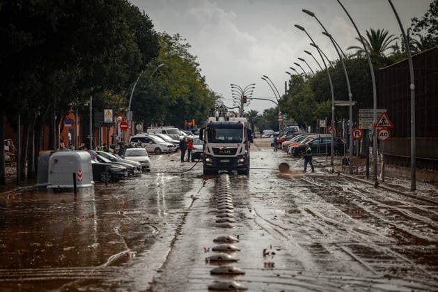 The Besòs River Exceeds the Danger Threshold in Santa Coloma de Gramenet, Barcelona. Sanitation workers are clearing mud from the streets following last night’s torrential rains, on October 4, 2026, in Sant Adrià de Besòs, Barcelona, Catalonia, Spain. The Generalitat’s Civil Protection Agency has issued an Es Alert to residents of Barcelona, Montcada i Reixac, Santa Coloma de Gramenet, and Sant Adrià de Besòs, Barcelona, due to the risk of the Besòs River overflowing as a result of the rainstorm. Civil Protection has asked residents in the vicinity to go to upper floors if water reaches their homes. They also remind residents to avoid basements and ground floors and not to approach the river OCTOBER 4, 2026 Kike Rincó Sant Adrià de Besòs  Copyright: xKikexRinconx 7819651