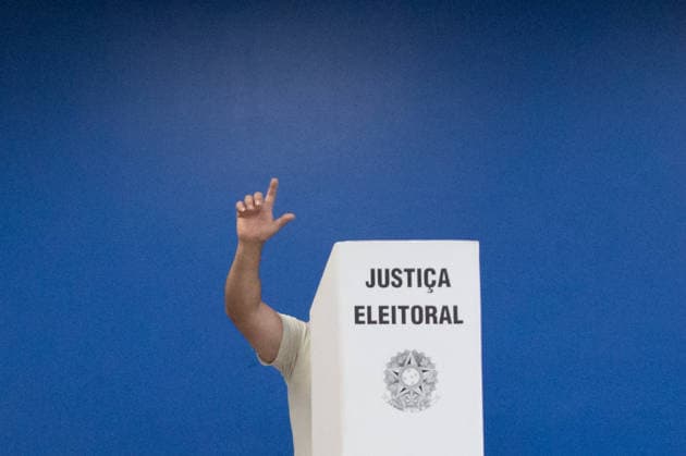 SaO PAULO, SP - 04.10.2026: 2026 ELECTIONS SP - A voter "makes the L" sign while voting at the Joao Firmino Correia de Araujo School, the polling place for President Luiz Inacio Lula da Silva, on Sunday morning (04) in Sao Bernardo do Campo, SP. x3024752x RodileixMorais