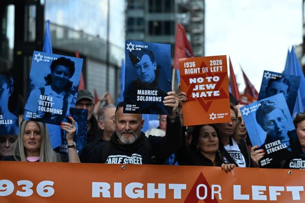 News Bilder des Tages October 4, 2026, London, London, UK: London, UK. Demonstrators representing the Jewish Block take part in a march and rally to mark the 90th anniversary of The Battle of Cable Street in the East End of London. All over the country in 1936, Mosley s British Union of Fascists were chased off the streets by a strong working class who knew that the politics of hate and division offers no solutions. The Battle of Cable Street on 4 October 1936 was by far the countryâ€⠢s biggest mobilisation against fascism. London UK - ZUMAl94_ 20261004_zaf_l94_040 Copyright: xRayxTangx