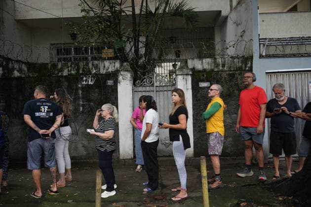 Flavio Bolsonaro votes in Brazil presidential election RIO DE JANEIRO, BRAZIL, OCTOBER 4, 2026: Brazilian presidential candidate Flavio Bolsonaro of the Liberal Party (PL) arrives at a polling station in Rio de Janeiro to cast his ballot during the first round of Brazil s presidential election. Bolsonaro greeted supporters and spoke to reporters before voting as polling got underway across the country. Photo: Mariana Greif JNA PRESS Rio de Janeiro Brazil Copyright: x xMarianaxGreifx xJNAxPressx