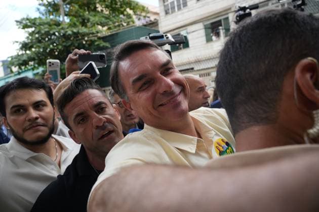 Flavio Bolsonaro votes in Brazil presidential election RIO DE JANEIRO, BRAZIL, OCTOBER 4, 2026: Brazilian presidential candidate Flavio Bolsonaro of the Liberal Party (PL) arrives at a polling station in Rio de Janeiro to cast his ballot during the first round of Brazil s presidential election. Bolsonaro greeted supporters and spoke to reporters before voting as polling got underway across the country. Photo: Mariana Greif JNA PRESS Rio de Janeiro Brazil Copyright: x xMarianaxGreifx xJNAxPressx