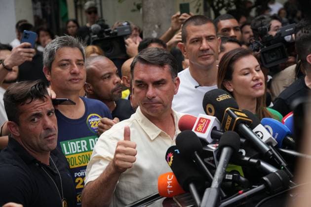 Flavio Bolsonaro votes in Brazil presidential election RIO DE JANEIRO, BRAZIL, OCTOBER 4, 2026: Brazilian presidential candidate Flavio Bolsonaro of the Liberal Party (PL) arrives at a polling station in Rio de Janeiro to cast his ballot during the first round of Brazil s presidential election. Bolsonaro greeted supporters and spoke to reporters before voting as polling got underway across the country. Photo: Mariana Greif JNA PRESS Rio de Janeiro Brazil Copyright: x xMarianaxGreifx xJNAxPressx