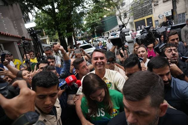 Flavio Bolsonaro votes in Brazil presidential election RIO DE JANEIRO, BRAZIL, OCTOBER 4, 2026: Brazilian presidential candidate Flavio Bolsonaro of the Liberal Party (PL) arrives at a polling station in Rio de Janeiro to cast his ballot during the first round of Brazil s presidential election. Bolsonaro greeted supporters and spoke to reporters before voting as polling got underway across the country. Photo: Mariana Greif JNA PRESS Rio de Janeiro Brazil Copyright: x xMarianaxGreifx xJNAxPressx