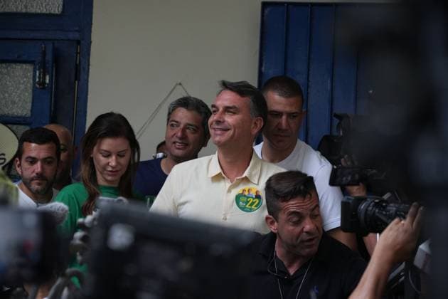 October 4, 2026, Rio De Janeiro, Brazil: RIO DE JANEIRO, BRAZIL, OCTOBER 4, 2026: Brazilian presidential candidate Flavio Bolsonaro of the Liberal Party (PL) arrives at a polling station in Rio de Janeiro to cast his ballot during the first round of Brazil s presidential election. Bolsonaro greeted supporters and spoke to reporters before voting as polling got underway across the country. Photo: JNA PRESS Rio De Janeiro Brazil - ZUMAq101 20261004_zna_q101_032 Copyright: xMarianaxGreifx