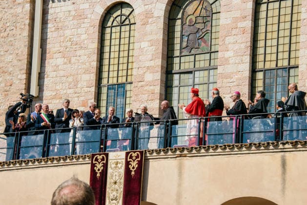 IPA89293413 - ASSISI October 4, 2026 Basilica of St. Francis celebration of the feast of St. Francis, patron saint of Italy, attended by President of the Republic Sergio Mattarella. After Mass, the President delivered a speech from the loggia of the Basilica, emphasizing Franciscan values and the priority of peace. Final applause. Copyright: xemanuelaxbianconix xx IPA89293413