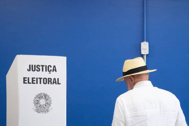 SaO PAULO, SP - 04.10.2026: 2026 ELECTIONS SP - President Luiz Inacio Lula da Silva votes at the Joao Firmino Correia de Araujo School, on the morning of this Sunday (04) in Sao Bernardo do Campo, SP. x3024815x RodileixMorais