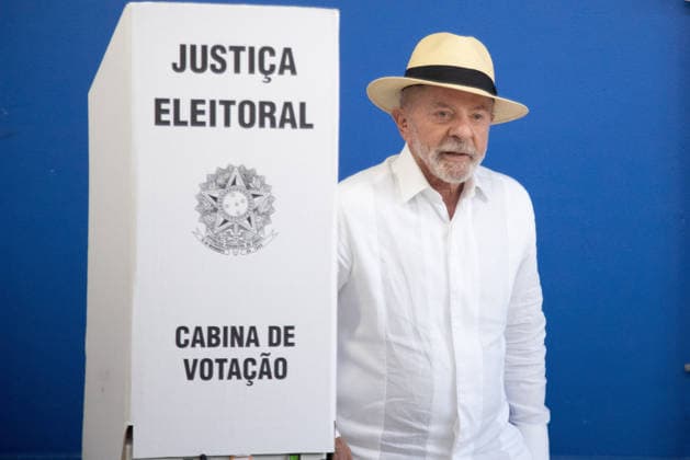 SaO PAULO, SP - 04.10.2026: 2026 ELECTIONS SP - President Luiz Inacio Lula da Silva votes at the Joao Firmino Correia de Araujo School, on the morning of this Sunday (04) in Sao Bernardo do Campo, SP. x3024824x RodileixMorais