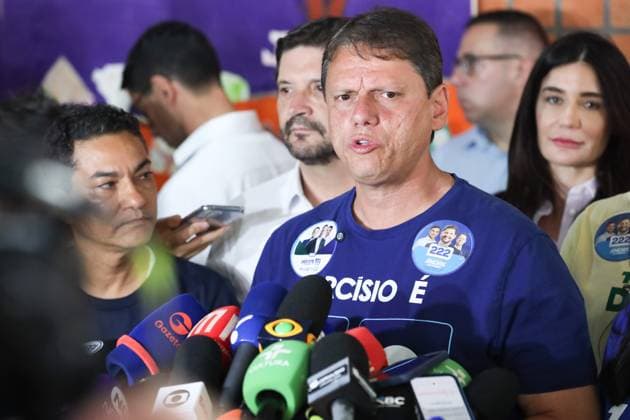 Candidate for re-election, Tarcisio de Freitas votes at a school in the southern zone of Sao Paulo. Candidate for re-election to the government of Sao Paulo, Tarcisio de Freitas (Republicanos) talks with journalists after voting at the Miguel de Cervantes school, in the Morumbi neighborhood, south of Sao Paulo, this Sunday, October 4, 2026. SAO PAULO SP BRAZIL Copyright: xMarinaxUezimax