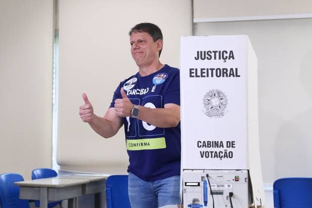 Candidate for re-election, Tarcisio de Freitas votes at a school in the southern zone of Sao Paulo. Candidate for re-election to the government of Sao Paulo, Tarcisio de Freitas (Republicanos) votes at the Miguel de Cervantes school, in the Morumbi neighborhood, south of Sao Paulo, this Sunday, October 4, 2026 SAO PAULO SP BRAZIL Copyright: xMarinaxUezimax